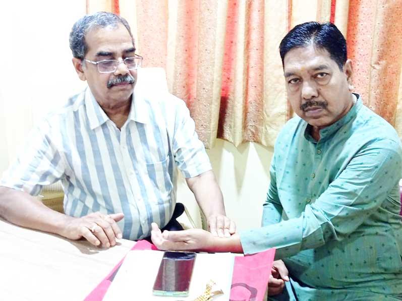 On the occasion of Word Health Day, a camp is organised at Bhopal by Multispeciality  Ayurveda Health Awareness Centre-MAHA under the auspices of Maharishi Vedic Health Centre. Highly experienced Nadi Vaidyas (experts in pulse diagnosis) are examining and advising Ayurvedic treatment for number of diseases.  The camp has started with the pujan of Bhagwan Dhanvantari and Vedic Guru Parampara. Brahmachari Girish ji has extended his greetings and sincere thanks to Vaidyaraj Shri Tayde from Mumbai and Vaidyaraj Shri Madhusudan Deshpande for their kind presence and divine sankalpa for creating disease free society.