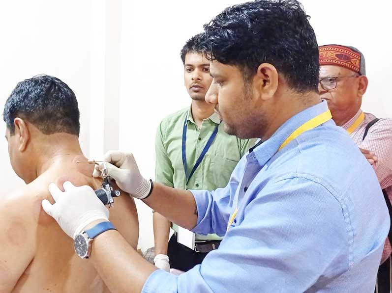 On the occasion of Word Health Day, a camp is organised at Bhopal by Multispeciality  Ayurveda Health Awareness Centre-MAHA under the auspices of Maharishi Vedic Health Centre. Highly experienced Nadi Vaidyas (experts in pulse diagnosis) are examining and advising Ayurvedic treatment for number of diseases.  The camp has started with the pujan of Bhagwan Dhanvantari and Vedic Guru Parampara. Brahmachari Girish ji has extended his greetings and sincere thanks to Vaidyaraj Shri Tayde from Mumbai and Vaidyaraj Shri Madhusudan Deshpande for their kind presence and divine sankalpa for creating disease free society.