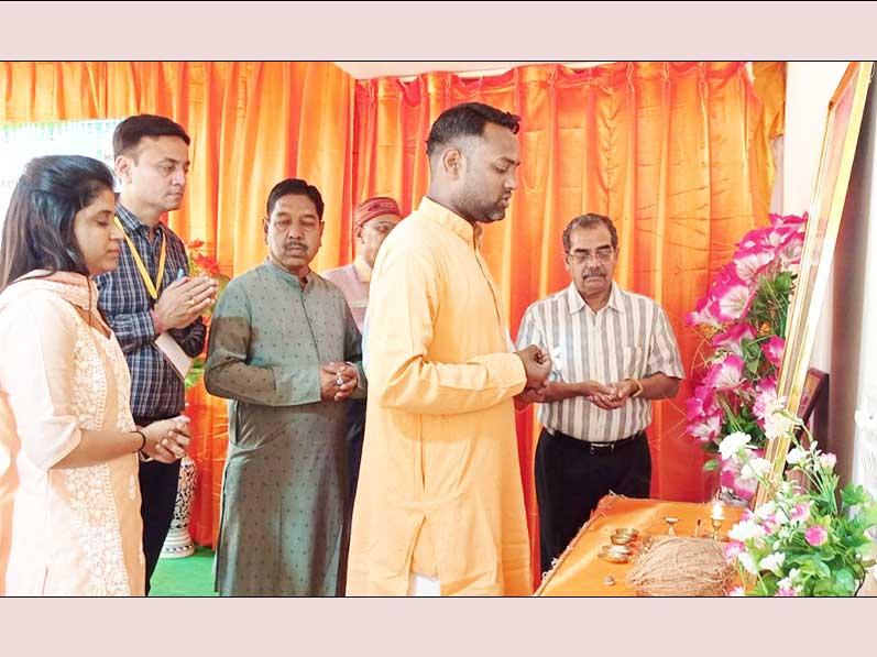 On the occasion of Word Health Day, a camp is organised at Bhopal by Multispeciality  Ayurveda Health Awareness Centre-MAHA under the auspices of Maharishi Vedic Health Centre. Highly experienced Nadi Vaidyas (experts in pulse diagnosis) are examining and advising Ayurvedic treatment for number of diseases.  The camp has started with the pujan of Bhagwan Dhanvantari and Vedic Guru Parampara. Brahmachari Girish ji has extended his greetings and sincere thanks to Vaidyaraj Shri Tayde from Mumbai and Vaidyaraj Shri Madhusudan Deshpande for their kind presence and divine sankalpa for creating disease free society.