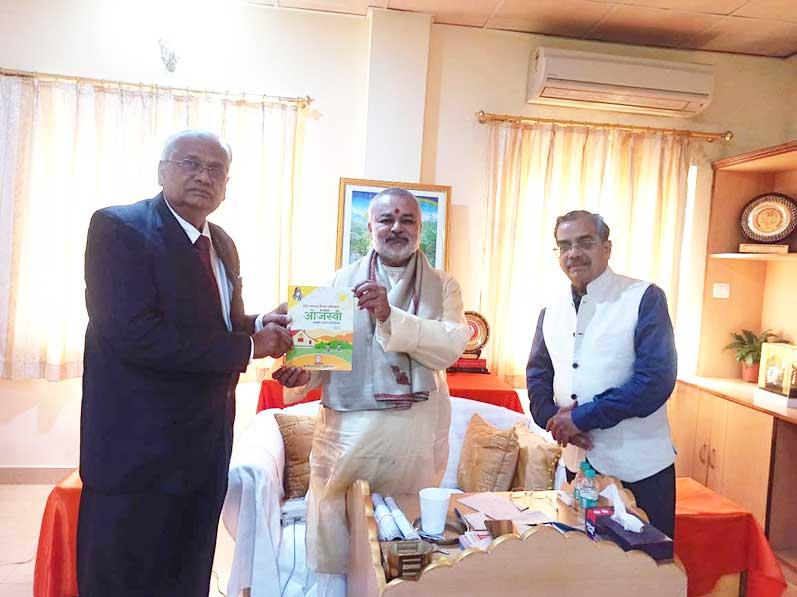 Renowned medical, Panchkarma specialist, ex-principal of Government Dhanvantari Ayurveda College Ujjain, Shri U. S. Nigam Ji has visited Maharishi Vedic Health Centre at Bhopal with Vaidya Shri Madhusudan Deshpandey, President of Ojas Foundation and Director of MAHA. Vaidya Nigam expressed his great joy seeing the set up of MVHC and said it is rare facility in India, this should provide treatment to many individuals. He is also emphasized on trading of new generation of Vaidyas in MVHC. Brahmachari Girish has informed Vaidyas about the activities and progress of Maharishi Health Education Campaign.
