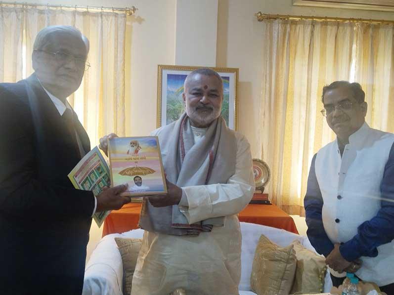Renowned medical, Panchkarma specialist, ex-principal of Government Dhanvantari Ayurveda College Ujjain, Shri U. S. Nigam Ji has visited Maharishi Vedic Health Centre at Bhopal with Vaidya Shri Madhusudan Deshpandey, President of Ojas Foundation and Director of MAHA. Vaidya Nigam expressed his great joy seeing the set up of MVHC and said it is rare facility in India, this should provide treatment to many individuals. He is also emphasized on trading of new generation of Vaidyas in MVHC. Brahmachari Girish has informed Vaidyas about the activities and progress of Maharishi Health Education Campaign.