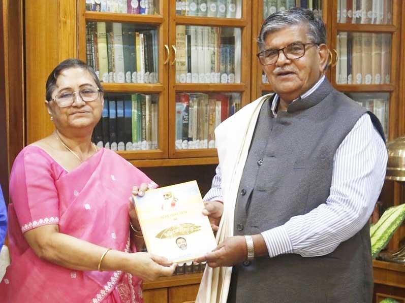 Mrs. Manika Goswami, Principal of MVM Guwahati Silpukhri has visited and honoured  Honourable Governor  of  Assam   Prof  Gulab  Chand  Kataria  Ji with shawl and flowers. Mrs. Goswami has presented book ''Param Pujya Maharishi Mahesh Yogi Ji ki Daiviya Chhatra Chhaya mein Brahmachari Girish''  Honourable Governor has enquired about  programmes and activities of Maharishi Organization and gave blessings with his best wishes.