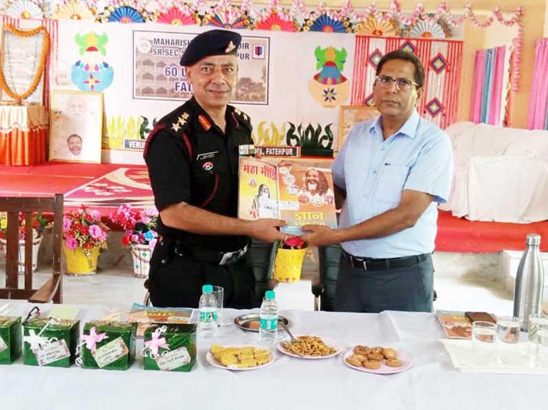 Principal MVM Fatehpur gifted Gyan 2024 magazine to respected dignitary.