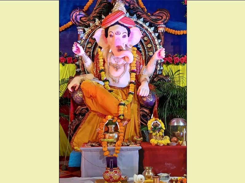 On the auspicious occasion of Shri Ganesh Chaturthi, the installation and Pujan festival of Lord Vighnavinayak Shri Ganapati was performed at Gurudev Brahmanand Saraswati Ashram, Bhopal by Vedic pundits under the guidance of Brahmachari Girish ji. This festival will continue for ten days from today on.