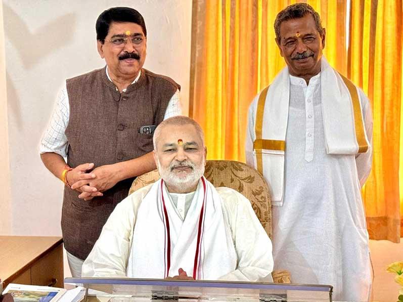 Prof. Bhuvnesh Sharma, honourable Vice-chancellor of Maharishi Mahesh Yogi Vedic Vishwavidyalaya has superannuated and handed over his charge to newly appointed Vice-Chancellor Prof. Pramod Kumar Verma, a well known educationist and scientist. Brahmachari Girish ji, Chancellor was present during the ceremony. New VC was welcomed and Prof. Sharma was given a grand farewell with a beautifully expressed commendation for his 20 years of great service and contribution as VC to the Maharishi University. All faculty members, staff, Vedic Pundits and students were present in celebration.