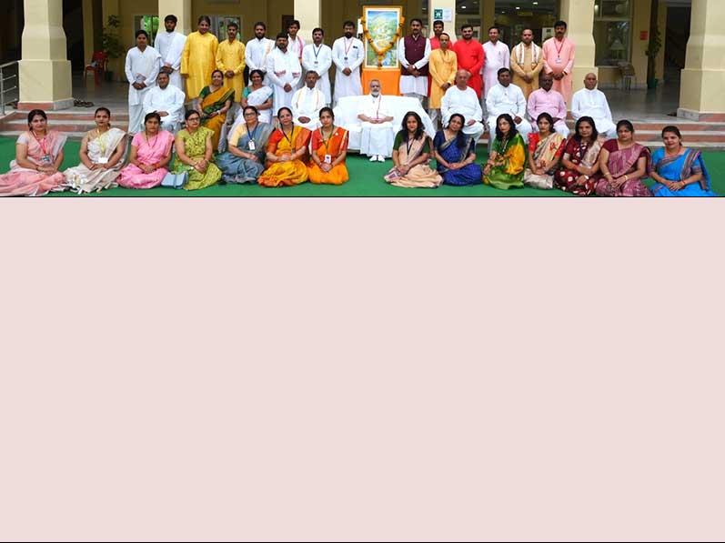Sanskrit Sambashan Course completed today at MVM National Office, Bhopal. 31 Sanskrit Teachers from Madhya Pradesh MVMs and 5 Vedic Pundits have attended the course. During valedictory celebration, participants presented speech, single mono act, solo song, group songs, debate etc. in Sanskrit. Honourable Chairman of MVM Schools group Brahmachari Girish Ji has appreciated Sanskrit speaking by all participants and thanked teachers for conducting this course. 