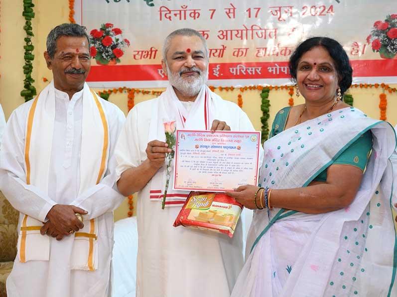 Sanskrit Sambashan Course completed today at MVM National Office, Bhopal. 31 Sanskrit Teachers from Madhya Pradesh MVMs and 5 Vedic Pundits have attended the course. During valedictory celebration, participants presented speech, single mono act, solo song, group songs, debate etc. in Sanskrit. Honourable Chairman of MVM Schools group Brahmachari Girish Ji has appreciated Sanskrit speaking by all participants and thanked teachers for conducting this course. 