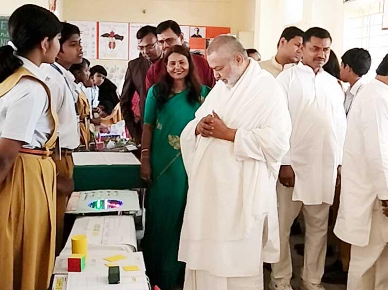 Brahmachari Girish ji has inaugurated and visited Science Exhibition organised by students of Maharishi Vidya Mandir Bhandara. Brahmachari ji has appreciated models display and gave many suggestions to improve the models.