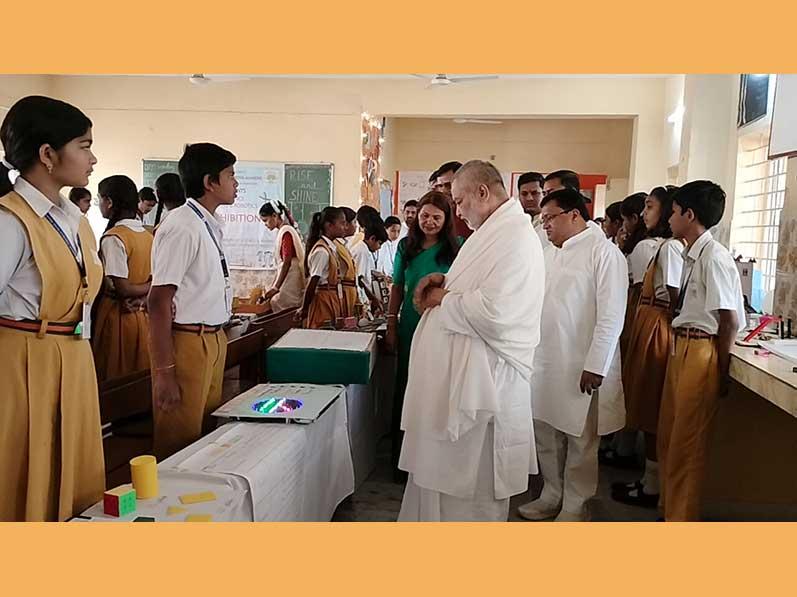 Brahmachari Girish ji has inaugurated and visited Science Exhibition organised by students of Maharishi Vidya Mandir Bhandara. Brahmachari ji has appreciated models display and gave many suggestions to improve the models.