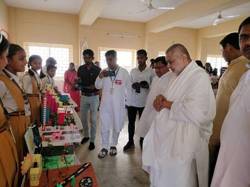 Brahmachari Girish ji has inaugurated and visited Science Exhibition organised by students of Maharishi Vidya Mandir Bhandara. Brahmachari ji has appreciated models display and gave many suggestions to improve the models.