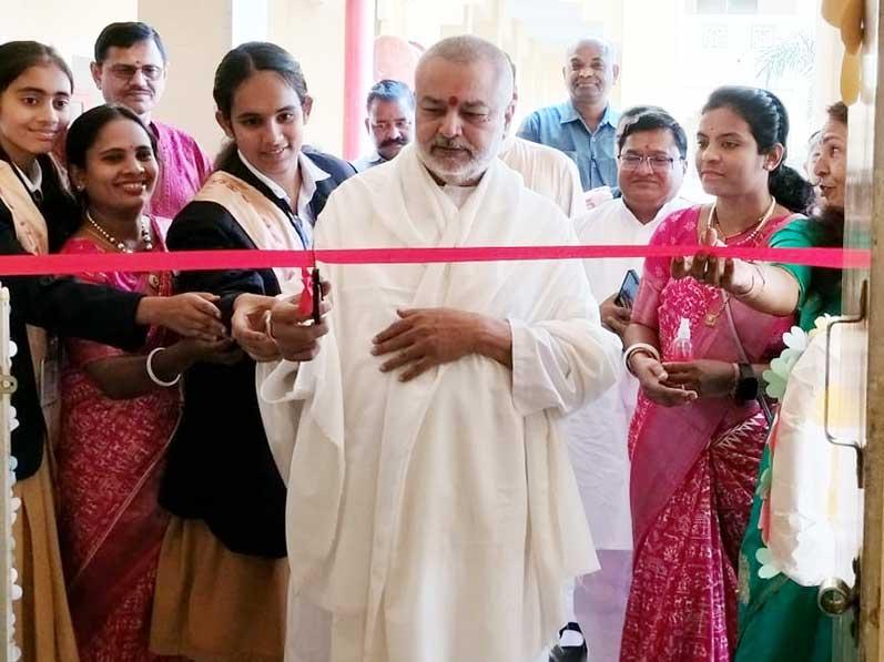 Brahmachari Girish ji has inaugurated and visited Science Exhibition organised by students of Maharishi Vidya Mandir Bhandara. Brahmachari ji has appreciated models display and gave many suggestions to improve the models.