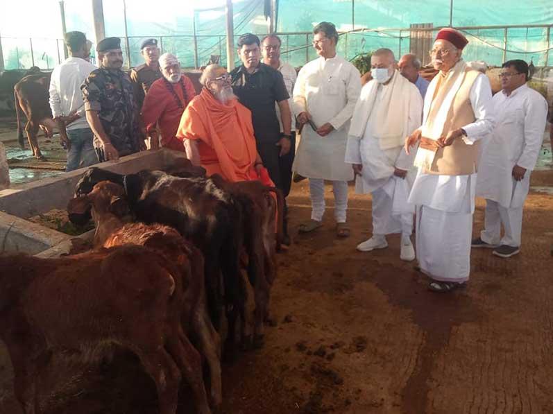 Anant Shri Vibhushit Jyotishpeethadheeshwar Jagatguru Shankaracharya Swami Vasudevanand Saraswati Ji Maharaj and Honorable Shri Dinesh Chandra Ji, International Patron of Vishwa Hindu Parishad has visited Maharishi Gaushala and Training Centre, Bhopal. Anant Shri Vibhushit Astrologer, Jagatguru Shankaracharya Swami Vasudevanand Saraswati Ji Maharaj and International Patron of Vishwa Hindu Parishad, Honorable Shri Dinesh Chandra Ji visited Maharishi Gaushala and Training Centre, Bhopal.