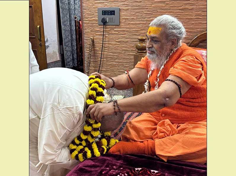 Feel so blessed and privileged to receive divine and kind blessings of Anant Shri Vibhushit Jyotishpeethadheeshwar Jagatguru Shankaracharya Swami Vasudevanand Saraswati Ji Maharaj.