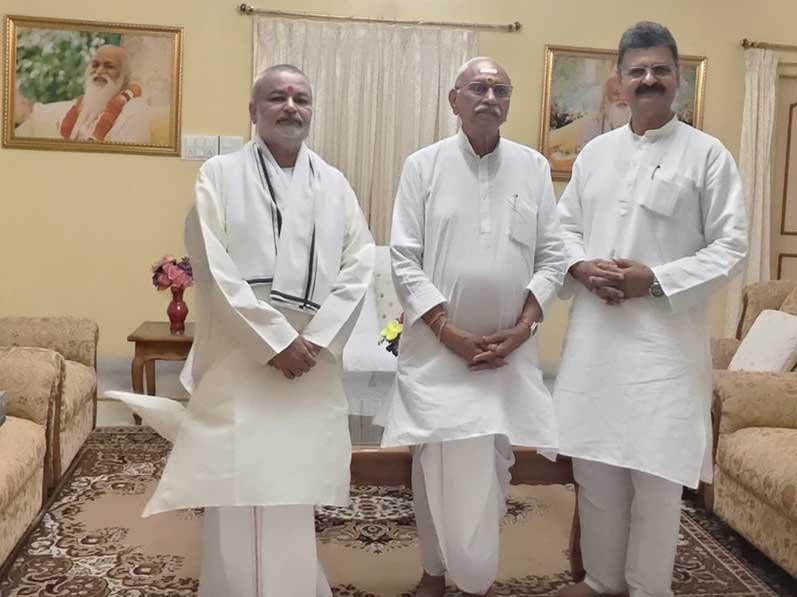 Honourable Shri Dinesh Ji, International Patron of Vishwa Hindu Parishad has visited Maharishi Ved Vigyan Vidyapeeth  and Maharishi Mahesh Yogi Vedic Vishwavidyalaya campus situated at Brahmsthan of India Geographical Centre of India, village Karaundi, district Katni. Shri Dinesh Ji has attended Shri Atirudrabhishedk performed by 1331 Maharishi Vedic Pundits, visited 5 Yagya Mandaps of Adbhut Shanti Mahayagyas, Brahmsthan centre point of India and University administrative centre.