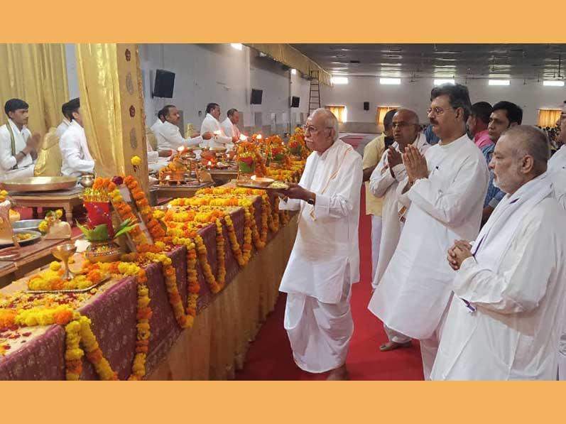 Honourable Shri Dinesh Ji, International Patron of Vishwa Hindu Parishad has visited Maharishi Ved Vigyan Vidyapeeth  and Maharishi Mahesh Yogi Vedic Vishwavidyalaya campus situated at Brahmsthan of India Geographical Centre of India, village Karaundi, district Katni. Shri Dinesh Ji has attended Shri Atirudrabhishedk performed by 1331 Maharishi Vedic Pundits, visited 5 Yagya Mandaps of Adbhut Shanti Mahayagyas, Brahmsthan centre point of India and University administrative centre.