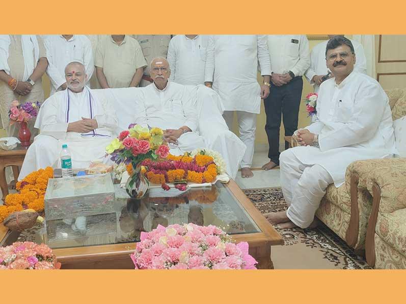 Honourable Shri Dinesh Ji, International Patron of Vishwa Hindu Parishad has visited Maharishi Ved Vigyan Vidyapeeth  and Maharishi Mahesh Yogi Vedic Vishwavidyalaya campus situated at Brahmsthan of India Geographical Centre of India, village Karaundi, district Katni. Shri Dinesh Ji has attended Shri Atirudrabhishedk performed by 1331 Maharishi Vedic Pundits, visited 5 Yagya Mandaps of Adbhut Shanti Mahayagyas, Brahmsthan centre point of India and University administrative centre.