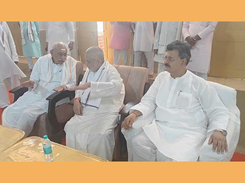 Honourable Shri Dinesh Ji, International Patron of Vishwa Hindu Parishad has visited Maharishi Ved Vigyan Vidyapeeth  and Maharishi Mahesh Yogi Vedic Vishwavidyalaya campus situated at Brahmsthan of India Geographical Centre of India, village Karaundi, district Katni. Shri Dinesh Ji has attended Shri Atirudrabhishedk performed by 1331 Maharishi Vedic Pundits, visited 5 Yagya Mandaps of Adbhut Shanti Mahayagyas, Brahmsthan centre point of India and University administrative centre.