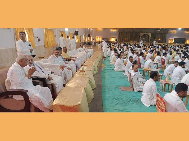 Honourable Shri Dinesh Ji, International Patron of Vishwa Hindu Parishad has visited Maharishi Ved Vigyan Vidyapeeth  and Maharishi Mahesh Yogi Vedic Vishwavidyalaya campus situated at Brahmsthan of India Geographical Centre of India, village Karaundi, district Katni. Shri Dinesh Ji has attended Shri Atirudrabhishedk performed by 1331 Maharishi Vedic Pundits, visited 5 Yagya Mandaps of Adbhut Shanti Mahayagyas, Brahmsthan centre point of India and University administrative centre.