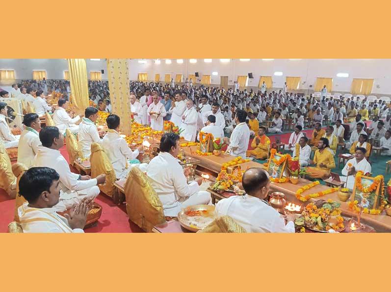Honourable Shri Dinesh Ji, International Patron of Vishwa Hindu Parishad has visited Maharishi Ved Vigyan Vidyapeeth  and Maharishi Mahesh Yogi Vedic Vishwavidyalaya campus situated at Brahmsthan of India Geographical Centre of India, village Karaundi, district Katni. Shri Dinesh Ji has attended Shri Atirudrabhishedk performed by 1331 Maharishi Vedic Pundits, visited 5 Yagya Mandaps of Adbhut Shanti Mahayagyas, Brahmsthan centre point of India and University administrative centre.