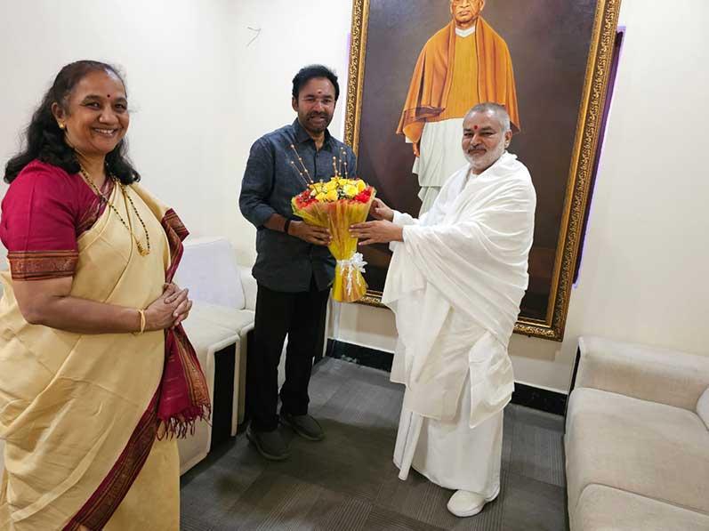 Brahmachari Girish ji with Mrs. Vasanthy Parasuraman and Shri Ramdev has met and presented his new book 