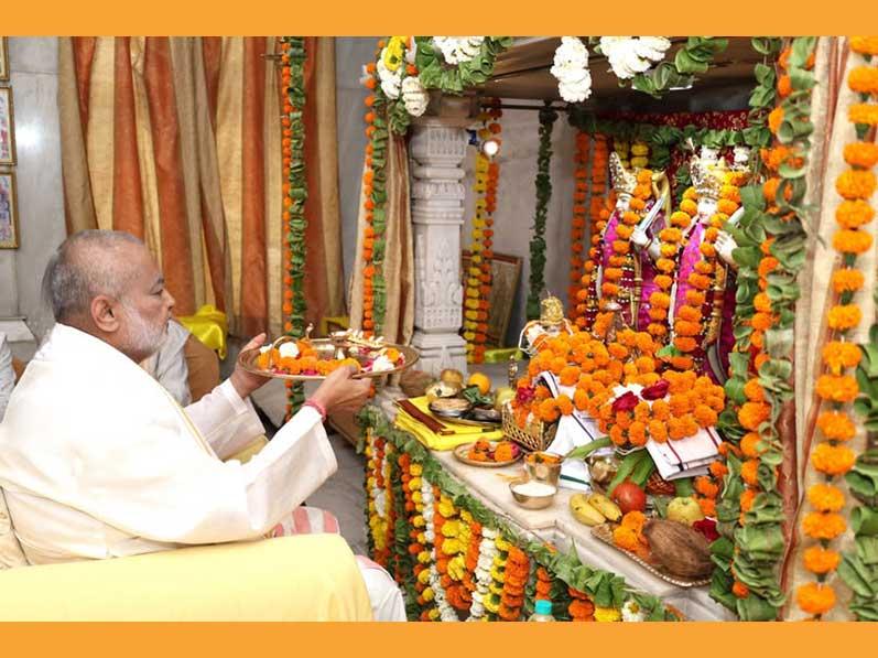 Brahmachari Girish Ji performed pujan at Shri Ram Darbar Mandir at Gurudev Brahmanand Saraswati Ashram.