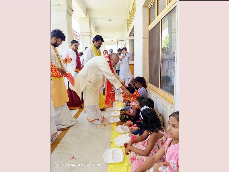 On the occasion of Shri Ramnavmi, puja was performed by Brahmachari Girish ji at Shri Raam Darbar temple, Gurudev Brahmanand Saraswati Ashram, Bhopal. Kanya bhoj was also organised on this occassion. 