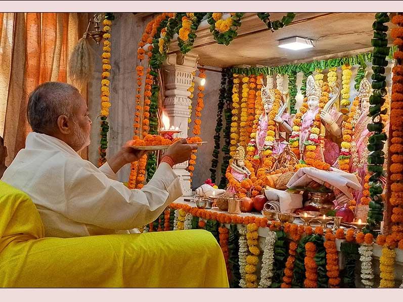 On the occasion of Shri Ramnavmi, puja was performed by Brahmachari Girish ji at Shri Raam Darbar temple, Gurudev Brahmanand Saraswati Ashram, Bhopal. Kanya bhoj was also organised on this occassion. 
