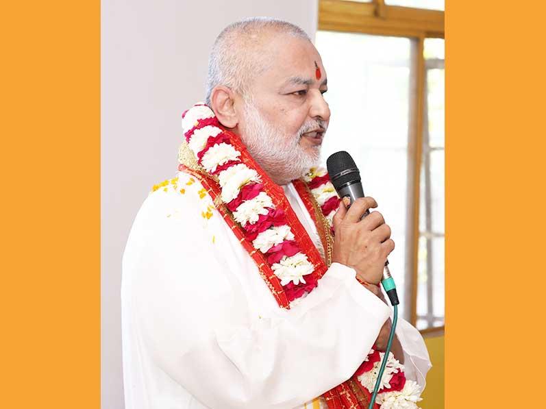 At Maharishi Ved Vigyan Vidyapeeth Bhopal Shri Sahasrachandi Mahayagya has completed on the 9th day of Chaitra Navaratri. Ved Vidya Martand Brahmachari Girish Ji has participated in Poornahuti of Yagya and thanked Vedic Pundits for performing such great effective Yagya with the Sankalp of perfect health, peace and prosperity to all citizens of the global family.