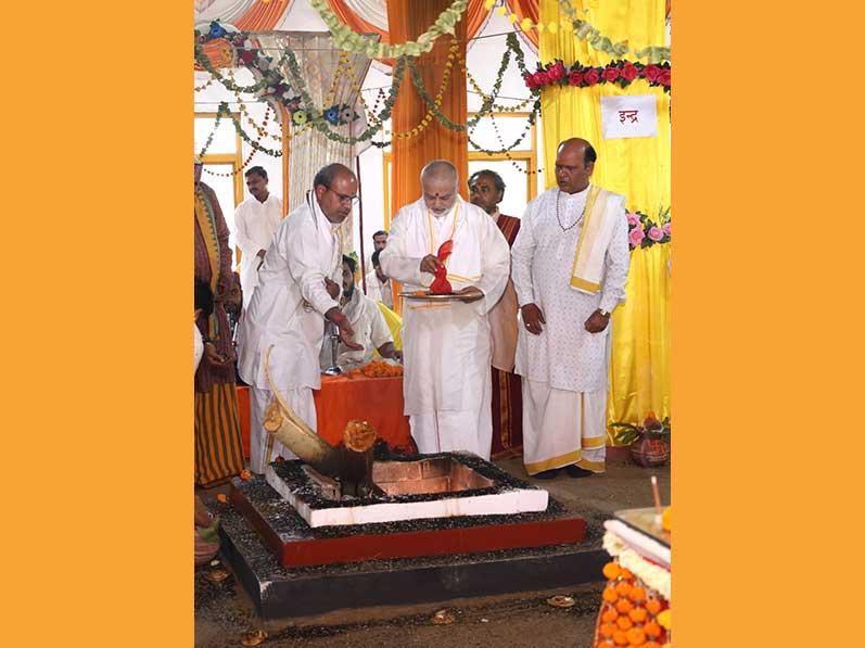 At Maharishi Ved Vigyan Vidyapeeth Bhopal Shri Sahasrachandi Mahayagya has completed on the 9th day of Chaitra Navaratri. Ved Vidya Martand Brahmachari Girish Ji has participated in Poornahuti of Yagya and thanked Vedic Pundits for performing such great effective Yagya with the Sankalp of perfect health, peace and prosperity to all citizens of the global family.