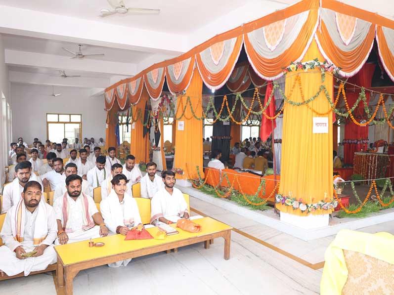 At Maharishi Ved Vigyan Vidyapeeth Bhopal Shri Sahasrachandi Mahayagya has completed on the 9th day of Chaitra Navaratri. Ved Vidya Martand Brahmachari Girish Ji has participated in Poornahuti of Yagya and thanked Vedic Pundits for performing such great effective Yagya with the Sankalp of perfect health, peace and prosperity to all citizens of the global family.