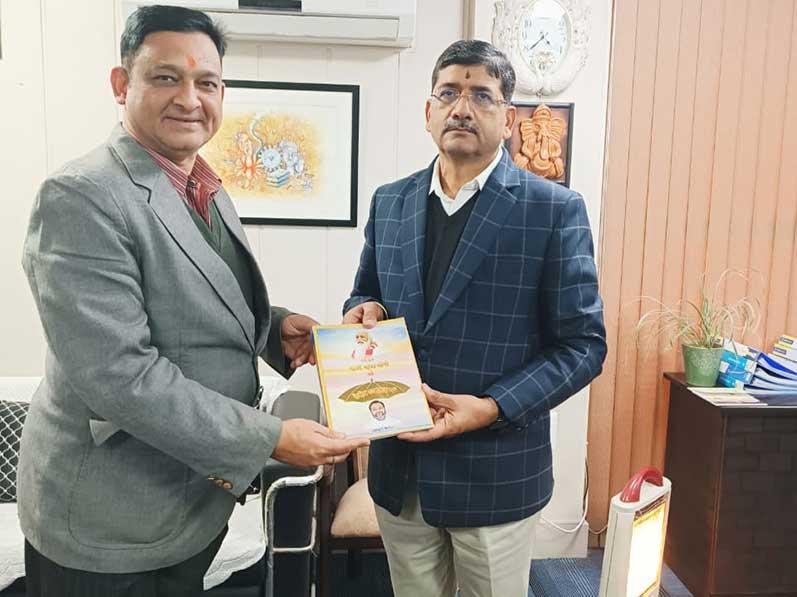 Shri Sanjeev Pandey, Principal of MVM Dehradun presented Brahmachari Girish Ji's book ''Brahmachari Girish under the Divine umbrella of His Holiness Maharishi Mahesh Yogi'' to respected Dr. Ranbir Singh, Regional Officer of Central Board of Secondary Education. 