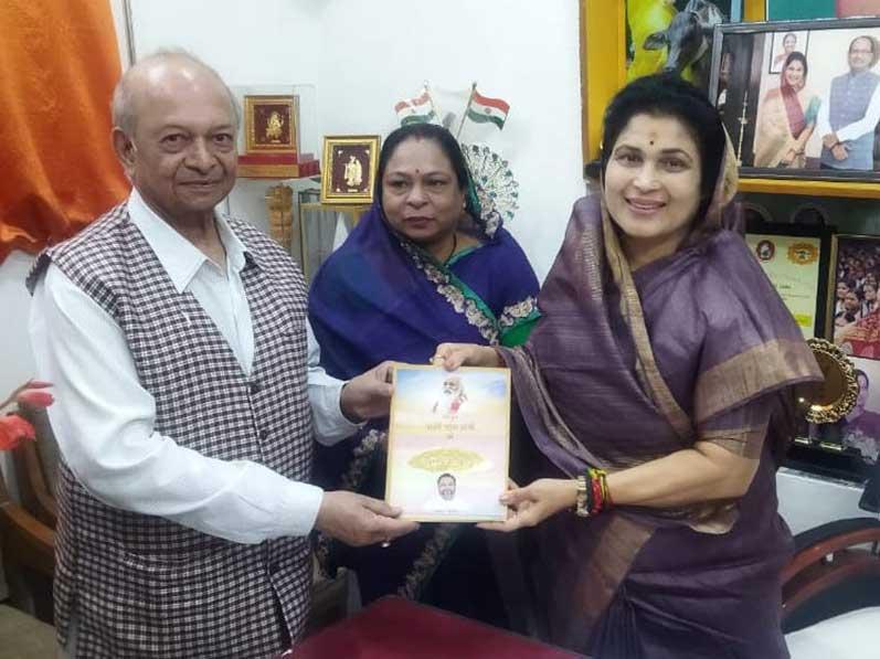 Shri V. R. Khare. Director Communication and Public Relations of Maharishi Vidya Mandir Group, Shri Sunil Okhade, Joint Director and Smt. Anjali Singh Kushwaha, Principal Maharishi Kids Home, Bhopal have visited and honoured Smt. Krishna Gaur, Hon'ble MLA Govindpura of Bharitya Janta Party, Bhopal with flowers. Shri V.R. Khare presented book 