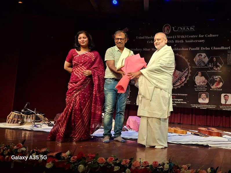 Brahmachari Girish ji attended 90th birth anniversary celebration of his Sitar Guru, world renowned  Sitar Maestro  Padmabhushan Pundit Debu Chaudhury ji. Students of UMAK centre founded by Debu ji have performed followed by Sitar recital by grandson of Debu ji, 10th generation musician of Senia Gharana master Adhiraj Chaudhury and Tabla solo by Pundit Anup Ghosh, A grade artist of Doordarshan. On this occasion Brahmachari ji has remembered teachings, kindness and blessings of Debu Dada and expressed his gratitude to Debu Dada.
