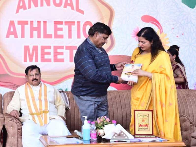 Smt. Sneh Chaturvedi, principal of Maharishi Vidya Mandir Vijay Nagar Jabalpur in presence of Shri Arvind Singh Rajput, The Registrar of Maharishi Mahesh Yogi Vedic Vishwavidyalaya presented the book ''Param Pujya Maharishi Mahesh Yogi ki Daiviya Chhatrachhaya mein Brahmacharig Girish'' to Shri Prabhat Sahu Ji, BJP Nagar Panchayat President and ex-Mayor of Jabalpur.