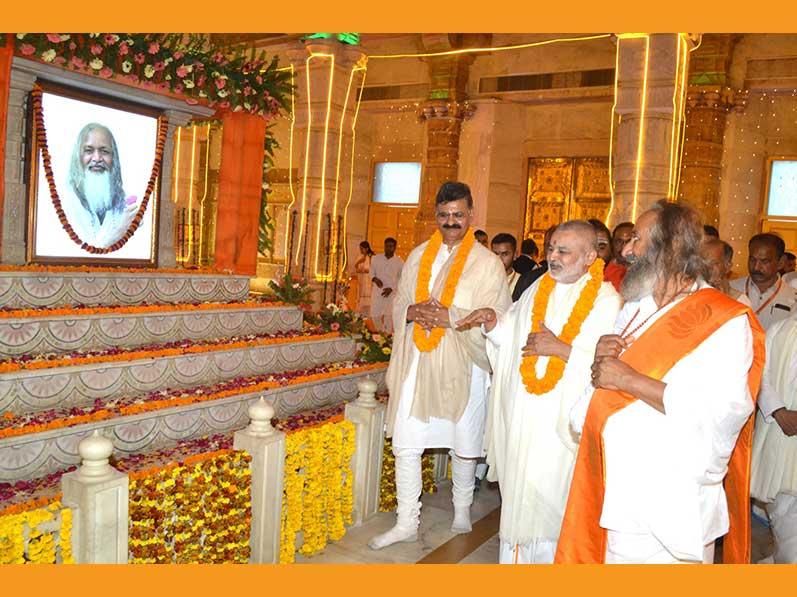 Sri Sri 1008 Ravi Shankar Ji, the founder of Art of Living organisation and program has visited Maharishi Ashram and Maharishi Smarak at Sangamtat Prayagraj.