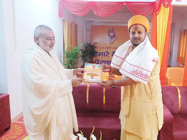 Swami Arpit Das Ji Maharaj of Shri Sakhi Hanuman Temple Jhansi, Director of UPRNSS, UP State Government has visited Vidya Martand Brahmachari Girish Ji at Maharishi Ashram. Girish ji has welcomed Swami ji and presented his book Param Pujya Maharishi Mahesh Yogi's divine Chhatrachaya Brahmachari Girish and other literature of Maharishi Organization to Swami ji.