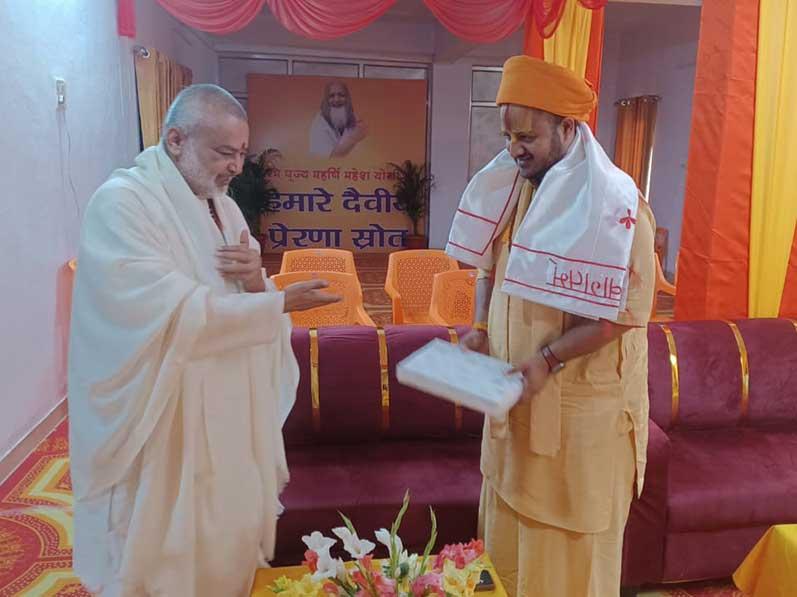 Swami Arpit Das Ji Maharaj of Shri Sakhi Hanuman Temple Jhansi, Director of UPRNSS, UP State Government has visited Vidya Martand Brahmachari Girish Ji at Maharishi Ashram. Girish ji has welcomed Swami ji and presented his book Param Pujya Maharishi Mahesh Yogi's divine Chhatrachaya Brahmachari Girish and other literature of Maharishi Organization to Swami ji.