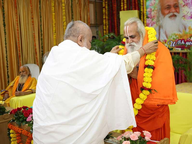 The news of the passing of the revered Swami Dr. Ramvilas Vedanti Ji is extremely saddening. He visited Bhopal in August at our request, and we had a very fruitful and enlightening discussion, receiving his abundant blessings. A few months ago, after visiting Shri Ram Lalla in Ayodhya, we also visited his newly constructed ashram and met him there.