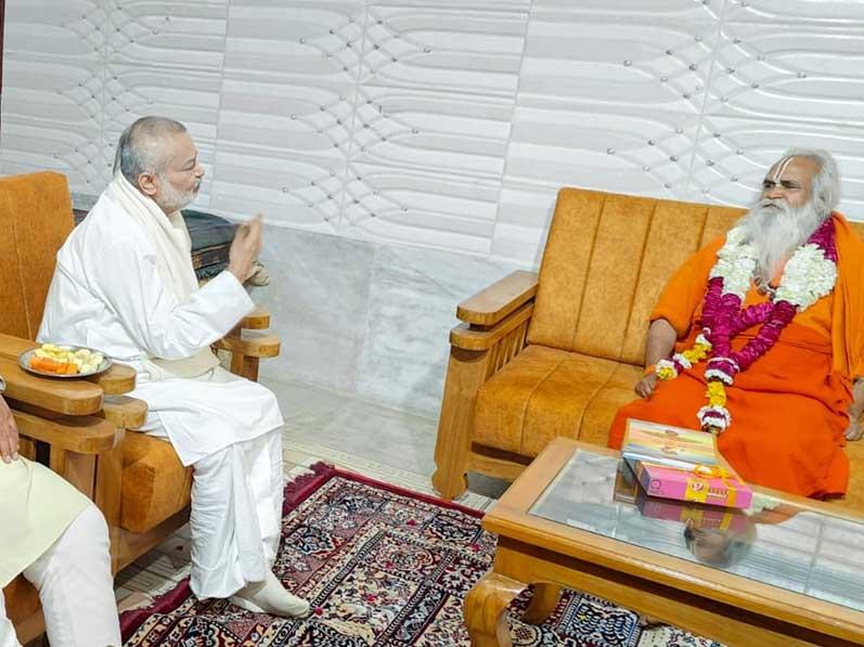 The news of the passing of the revered Swami Dr. Ramvilas Vedanti Ji is extremely saddening. He visited Bhopal in August at our request, and we had a very fruitful and enlightening discussion, receiving his abundant blessings. A few months ago, after visiting Shri Ram Lalla in Ayodhya, we also visited his newly constructed ashram and met him there.