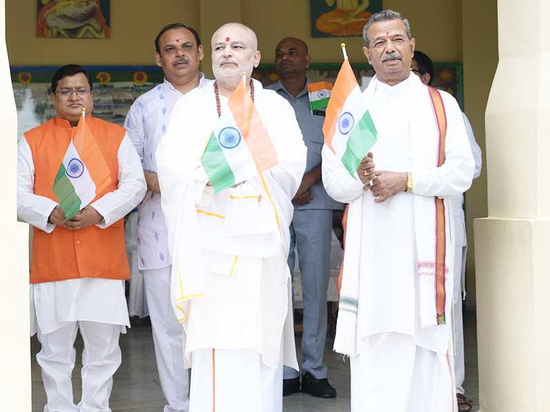 A Tiranga Yatra was organised by Maharishi Centre for Education Excellence (MCEE) at Bhopal. Over 1000 members of Maharishi Organisation including Brahmachari Girish Ji, Prof. Bhuvnesh Sharma, Mrs. Rekha Nimkar, all directors and members of MVM National Office, faculty of Maharishi Institute of Management, teachers and students of MCEE, and Mahamedia Group members have participated in the Yatra. At the end of Yatra Brahmachari Girish Ji has addressed the assembled members and said that Its a very good sankalpa of having flag on each home, each building of India Ghar Ghar Tiranga. 