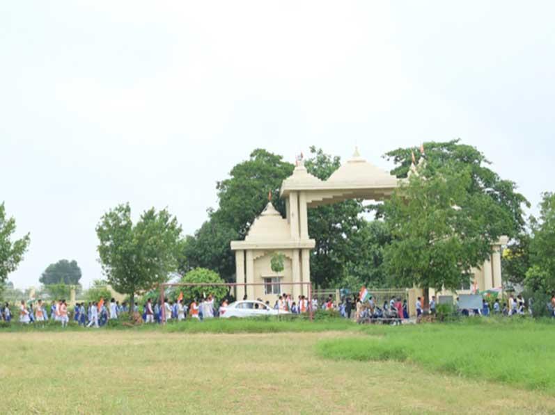 A Tiranga Yatra was organised by Maharishi Centre for Education Excellence (MCEE) at Bhopal. Over 1000 members of Maharishi Organisation including Brahmachari Girish Ji, Prof. Bhuvnesh Sharma, Mrs. Rekha Nimkar, all directors and members of MVM National Office, faculty of Maharishi Institute of Management, teachers and students of MCEE, and Mahamedia Group members have participated in the Yatra. At the end of Yatra Brahmachari Girish Ji has addressed the assembled members and said that Its a very good sankalpa of having flag on each home, each building of India Ghar Ghar Tiranga.