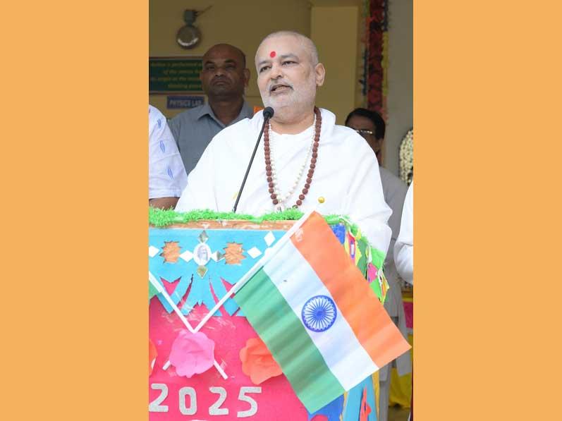 A Tiranga Yatra was organised by Maharishi Centre for Education Excellence (MCEE) at Bhopal. Over 1000 members of Maharishi Organisation including Brahmachari Girish Ji, Prof. Bhuvnesh Sharma, Mrs. Rekha Nimkar, all directors and members of MVM National Office, faculty of Maharishi Institute of Management, teachers and students of MCEE, and Mahamedia Group members have participated in the Yatra. At the end of Yatra Brahmachari Girish Ji has addressed the assembled members and said that Its a very good sankalpa of having flag on each home, each building of India Ghar Ghar Tiranga.