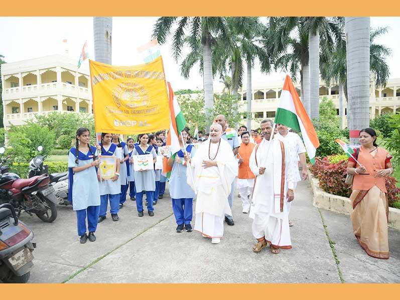 A Tiranga Yatra was organised by Maharishi Centre for Education Excellence (MCEE) at Bhopal. Over 1000 members of Maharishi Organisation including Brahmachari Girish Ji, Prof. Bhuvnesh Sharma, Mrs. Rekha Nimkar, all directors and members of MVM National Office, faculty of Maharishi Institute of Management, teachers and students of MCEE, and Mahamedia Group members have participated in the Yatra. At the end of Yatra Brahmachari Girish Ji has addressed the assembled members and said that Its a very good sankalpa of having flag on each home, each building of India Ghar Ghar Tiranga.