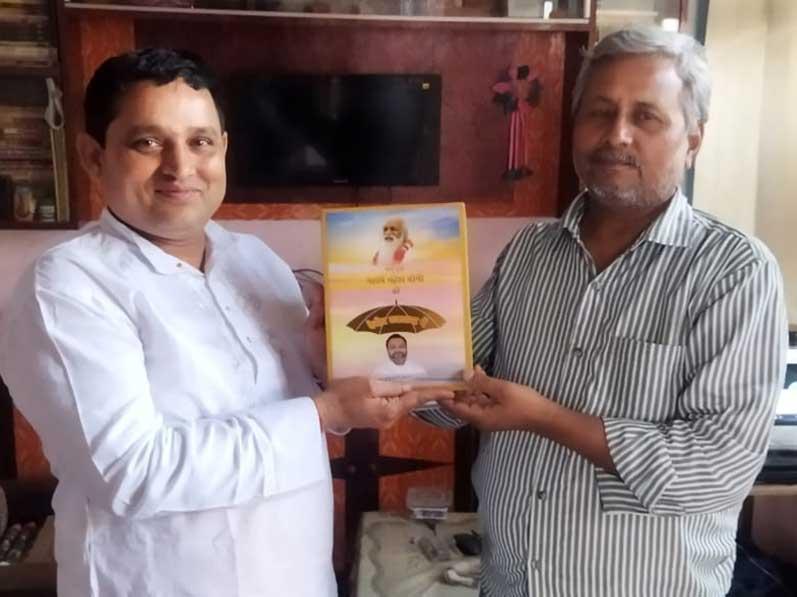 Vedic Acharya Shri Basant Das has presented book Brahmachari Girish Under the Divine Umbrella of His Holiness Maharishi Mahesh Yogi to famous writer and journalist Shri Lakshmi Narayan Tripathi at Prayagraj. Shri Tripathi will publish review of book very soon.