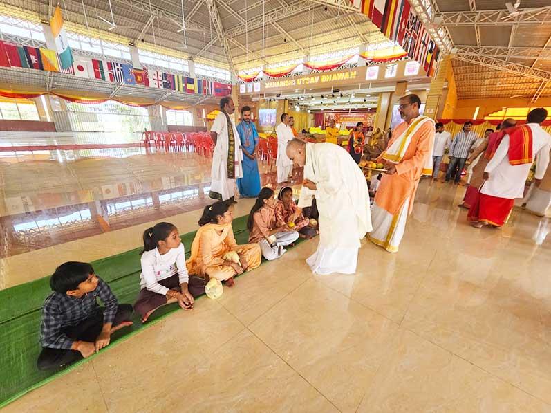 Brahmachari Girish Ji has performed Kanya puja and Kumari puja on Shri Durga Navami, followed by Kanya Bhoj.