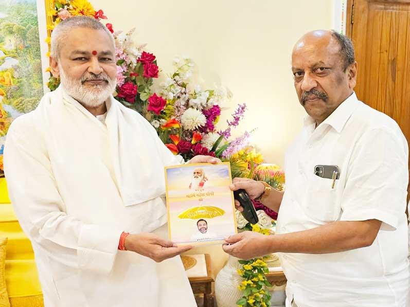 Brahmachari Girish Ji has presented his book Brahmachari Girish Under Divine Umbrella of His Holiness Maharishi Mahesh Yogi Ji to Ex- Commissioner of Bhopal and Ex-Collector in Many Districts, Government of Madhya Pradesh, Respected Shri Ajatshatru Shrivastava Ji.