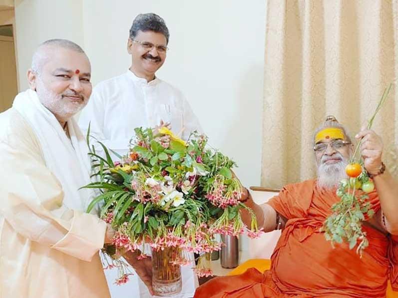 Brahmachari Girish Ji presented fresh flowers and vegetables to Shankaracharya Maharaj Ji today at MBR.