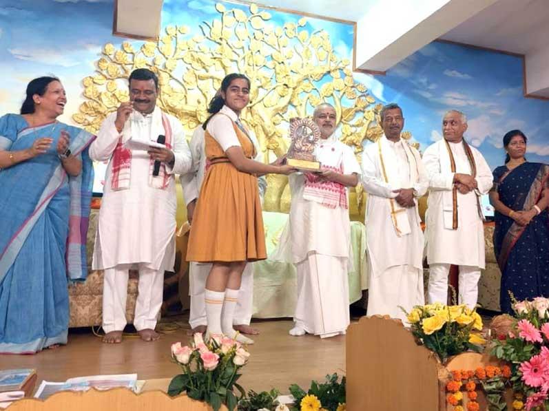 Brahmachari Girish Ji, Hon'ble Chairman of MVM Schools
Group presenting first prize to Anshika Bachani of MVM
Jabalpur-I in Debate competition held during MVLTP, Bhopal.