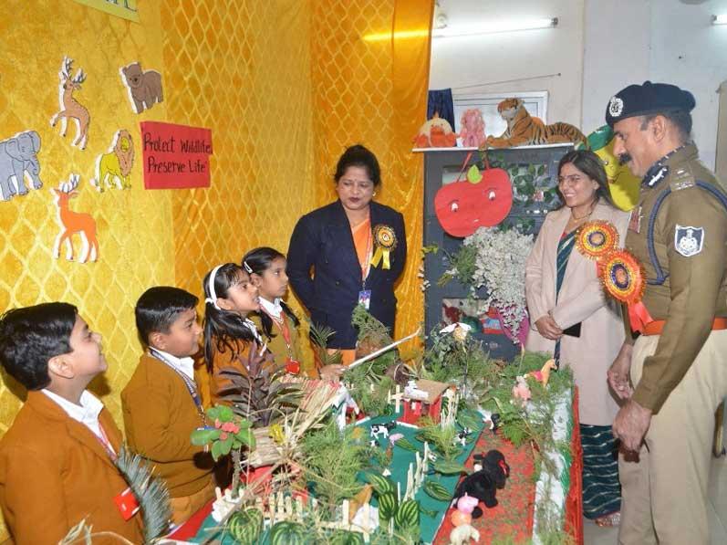 Shri Dinesh Chand Sagar, ADGP, Shahdol interacting with
students of MVM Shahdol at Science & Art Exhibition.
