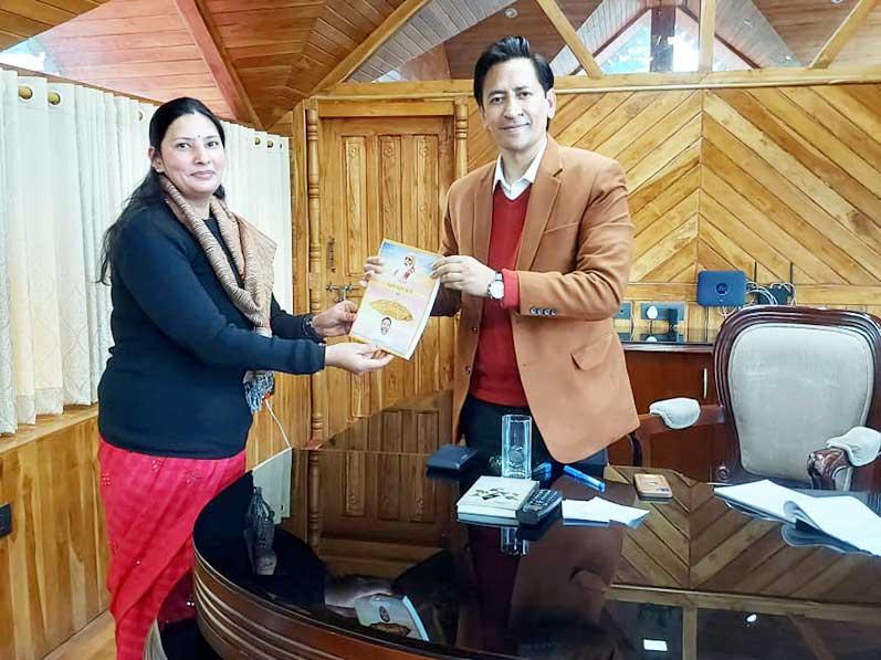 Smt. Sadhna Joshi, Principal of MVM Bhuwali has presented Brahmachari Girish Ji's book 